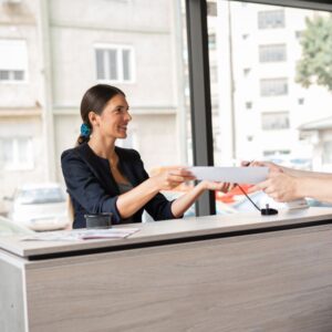 Relazioni difficili, comportamenti aggressivi e violenti del cliente nei servizi di front office al pubblico: Strategie di comunicazione efficace, prevenzione dell’escalation, profili penali e civili delle condotte dell’utenza